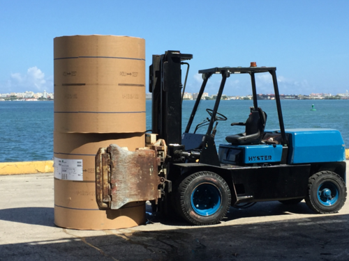 Entre nuestros servicios se encuentran los siguientes:
• Entregas a tiempo
Para Ayor Truck Line es una prioridad y satisfacción poder entregar la mercancía a tiempo ya que entendemos y nos hacemos parte de su compañía y sabemos la importancia de mantener su inventario al día y la mercancía disponibles para sus clientes.
• Transportación efectiva
Nos aseguramos que su mercancía llegue segura y en buen estado a su destino. Sistema de localización de furgones.
Mediante este servicio sabemos dónde se encuentra su furgón en todo momento y notificamos al cliente si el mismo está próximo a terminar su periodo libre ,evitando incurrir en demoras evitando cargos innecesarios.
• Respaldo en el área de logística
Este servicio tan importante ya que le ayuda a programar sus entregas más efectivamente.
• Alquiler de furgones
Alquiler de Rool Clams para el manejo de rollos de papel, trabajo que realizamos por más de cuarenta años desde el muelle hasta sus facilidades.
En Ayor Truck line Inc. Estamos constantemente mejorando e innovando para el beneficio de nuestros clientes.
Estamos convenientemente localizados en Sector Amelia, Guaynabo Puerto Rico, a sólo 5 minutos de la Zona portuaria.