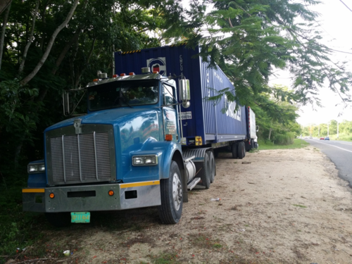 Entre nuestros servicios se encuentran los siguientes:
• Entregas a tiempo
Para Ayor Truck Line es una prioridad y satisfacción poder entregar la mercancía a tiempo ya que entendemos y nos hacemos parte de su compañía y sabemos la importancia de mantener su inventario al día y la mercancía disponibles para sus clientes.
• Transportación efectiva
Nos aseguramos que su mercancía llegue segura y en buen estado a su destino. Sistema de localización de furgones.
Mediante este servicio sabemos dónde se encuentra su furgón en todo momento y notificamos al cliente si el mismo está próximo a terminar su periodo libre ,evitando incurrir en demoras evitando cargos innecesarios.
• Respaldo en el área de logística
Este servicio tan importante ya que le ayuda a programar sus entregas más efectivamente.
• Alquiler de furgones
Alquiler de Rool Clams para el manejo de rollos de papel, trabajo que realizamos por más de cuarenta años desde el muelle hasta sus facilidades.
En Ayor Truck line Inc. Estamos constantemente mejorando e innovando para el beneficio de nuestros clientes.
Estamos convenientemente localizados en Sector Amelia, Guaynabo Puerto Rico, a sólo 5 minutos de la Zona portuaria.