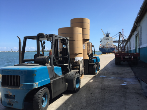 Entre nuestros servicios se encuentran los siguientes:
• Entregas a tiempo
Para Ayor Truck Line es una prioridad y satisfacción poder entregar la mercancía a tiempo ya que entendemos y nos hacemos parte de su compañía y sabemos la importancia de mantener su inventario al día y la mercancía disponibles para sus clientes.
• Transportación efectiva
Nos aseguramos que su mercancía llegue segura y en buen estado a su destino. Sistema de localización de furgones.
Mediante este servicio sabemos dónde se encuentra su furgón en todo momento y notificamos al cliente si el mismo está próximo a terminar su periodo libre ,evitando incurrir en demoras evitando cargos innecesarios.
• Respaldo en el área de logística
Este servicio tan importante ya que le ayuda a programar sus entregas más efectivamente.
• Alquiler de furgones
Alquiler de Rool Clams para el manejo de rollos de papel, trabajo que realizamos por más de cuarenta años desde el muelle hasta sus facilidades.
En Ayor Truck line Inc. Estamos constantemente mejorando e innovando para el beneficio de nuestros clientes.
Estamos convenientemente localizados en Sector Amelia, Guaynabo Puerto Rico, a sólo 5 minutos de la Zona portuaria.