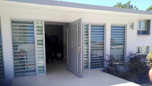                                                                                             - Puertas y Ventanas de Seguridad
- Fabricación de Puertas y Ventanas a la Medida
- Ventanas de Seguridad en aluminio y cristal
- Ventanas “casements”
- Ventanas “projected”
- Puertas de Garaje
- Puertas en Pivote, Puertas y Portones Perforados, Puertas Folding, - - Puertas de Cristal y Puertas Pocket
- Servicio de Instalación por profesionales
- Garantía y Servicio de Calidad
- Servicio a Toda la Isla
- Productos que se ajustan a su necesidad y presupuesto
 *Certificados en el cumplimiento de los Nuevos Códigos de Construcción en PR.
                                                                                    