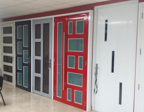 Puertas y Ventanas de Seguridad
• Puertas Garaje y Closets
• Ventanas Projected, Screens
• Cerraduras de Seguridad
• Fachadas Comerciales