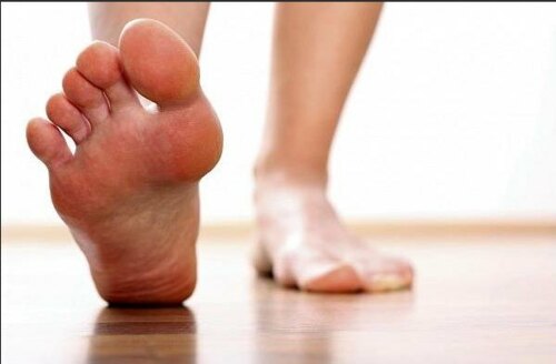 Dr. Gary M. Deresh
Cirugía ambulatoria para:
• Juanetes
• Dedos deformes
• Corrección permanente de uñeros
• Espuelones
• Fascitis plantar
• Callosidades
• Lesiones en la piel