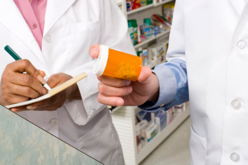                                                                                             •  Preparamos mezclas farmacéuticas
•  Medicamentos para HIV
•  Servicio de copia y fax
                                                                                    