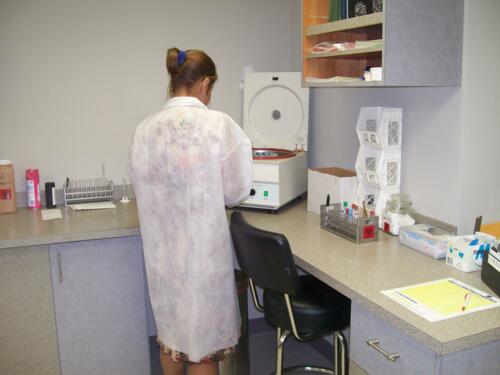                                                                                             • Servicios Especializados

•Análisis de Semen

• La mayoría de los laboratorios procesan las muestras de semen manualmente.  En nuestras facilidades contamos con la Lcda. Lina García certificada por el “Center for Reproductive Medicine” del Cleveland Clinic en Ohio. La Lcda. analiza las muestras y ofrece resultados exactos y precisos combinando la técnica manual con los adelantos tecnológicos de nuestro equipo especializado SQA-V. 

• Reportamos diferentes parámetros como los espermatozoides funcionales y su velocidad los cuales no se pueden reportar  por métodos manuales.  Además, preparamos las muestras de semen para procesos de inseminación. 

• Pruebas de ADN

• Ofrecemos todo tipo de pruebas de ADN, Paternidad, Hermanos y Abuelos. 

• Procesamos también, perfiles genéticos y detección de ADN en textiles. 

• Las pruebas de paternidad  pueden ser privativas o legales las cuales son admisibles en corte.  Los resultados estarán listos en 72 horas luego de que se comience a procesar la muestra.

• Pruebas de Plomo 

• La ley Num. 39 del 30 de marzo de 2011 establece que  los niños entre las edades de 6 meses a 6 años de edad  presenten  el resultado de su prueba de plomo al comenzar el año escolar.  Es por eso que en nuestras facilidades, contamos  con el  equipo  necesario para procesar  dicha prueba y ofrecer los resultados en 24 horas o menos sin necesidad de enviarlas a un laboratorio de referencia.

• Pruebas de H. Pylori en aliento
• Pruebas de antiaging
• Pruebas prenatales
• Prueba Harmony 
• Es un nuevo tipo de prueba que analiza el ADN en la sangre para predecir el riesgo de varias afecciones genéticas como el Síndrome de Down, Síndrome de Edwars (trisomía 18) y Síndrome de Patau (trisomía 13). Detecta el 99% de los casos de la Trisomía 21 o Síndrome de Down y su tasa de falsos positivos es menor del 0.1%.  Esta prueba puede realizarse entre las 10 y 40 semanas de gestación. 

• Además ofrecemos otros tipos de pruebas que se utilizan para detectar las afecciones genéticas como el: 
Serum Integrated
Afp4
Afp Plus
MAfp

• Pruebas de Micronutrientes

• Las deficiencias de vitaminas, minerales y antioxidantes han demostrado suprimir la función del sistema inmune, que puede contribuir a los procesos degenerativos como la artritis, cáncer, enfermedades cardiovasculares y diabetes.  La Prueba de Micronutrientes mide la función de ciertas vitaminas, minerales, antioxidantes y otros micronutrientes esenciales dentro de los glóbulos blancos. Estos análisis pueden revelar el estado funcional de los nutrientes del organismo durante un periodo más largo que las pruebas convencionales de suero.
	
• Pruebas genéticas

• Procesamos pruebas genéticas para desordenes hereditarios. Nuestros exámenes incluyen análisis completos de genes usando las secuencias del DNA. Estas pruebas genéticas se utilizan para detectar diferentes predisposiciones hereditarias como condiciones cardiacas, metabólicas, inmunológicas, de cáncer, endocrinológicas, entre otras.
                                                                                    