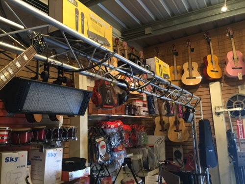 • Instrumentos musicales
• Sistemas de sonido profesional
• Sistema de sonido para negocios e iglesias
• Toda clase de misceláneas
• Drivers
• Diafragmas
• Reparación de guitarra
• Reparación de equipo de sonido
• Alquileres de equipo de sonido
• Pantalla
• Luces
• Instalación de sonido y instrumentos musicales
• Trabajamos todo tipo de Adapters para audio