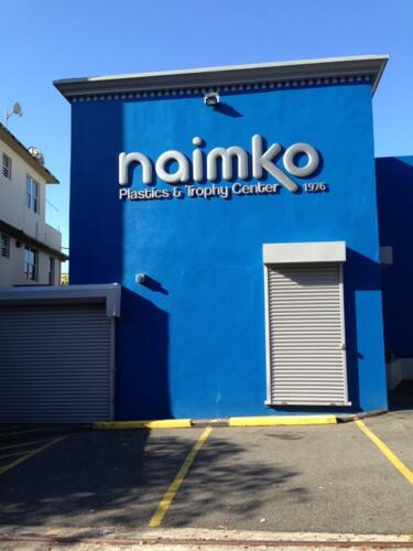                                                                                             •  Placas
•  Trofeos
•  Medallas
•  Cristales
•  Acrílicos
•  Placas en Cerámica
•  Artesanías
•  Pins
•  Sellos de goma
•  Cintas
•  Bolígrafos
•  Cruzacalles/Banners
•  Rótulos
•  Mesh
•  Viniles
•  Micro Perforados
•  D-Boards
•  Sintra
•  Stand banners
•  Rotulación Autos
                                                                                    