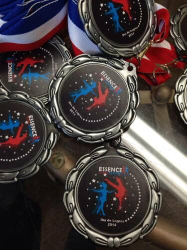                                                                                             •  Placas
•  Trofeos
•  Medallas
•  Cristales
•  Acrílicos
•  Placas en Cerámica
•  Artesanías
•  Pins
•  Sellos de goma
•  Cintas
•  Bolígrafos
•  Cruzacalles/Banners
•  Rótulos
•  Mesh
•  Viniles
•  Micro Perforados
•  D-Boards
•  Sintra
•  Stand banners
•  Rotulación Autos
                                                                                    