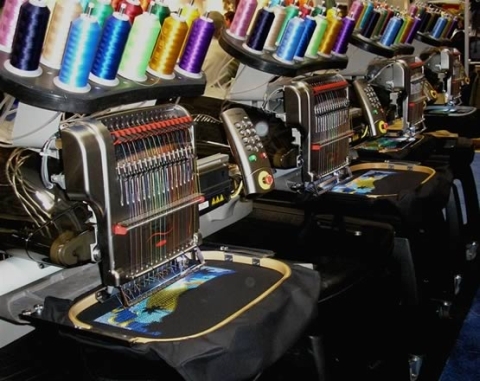 • Camisas
• Camisetas y uniformes subliminados
• Bordados
• Estampados
• Transferencias y Serigrafía