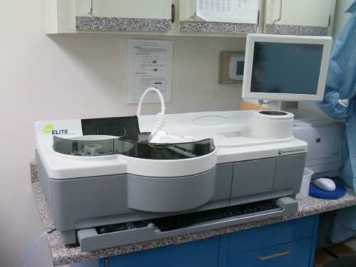 Exámenes de rutina y especializados en las siguientes áreas:
• Análisis clínicos y bacteriológicos
• Serología
• Urinálisis
• Hematología
• Parasitología
• Endocrinología
• Coagulación
• Pruebas para certificados médicos: sangre, orina y tuberculosis
• Pruebas de embarazo
• Pruebas de drogas
• Prueba de Influenza A y B
• Química Clínica
• Inmunohematología
• Exámenes de rutina y especializados
• Contamos con un programa de referencia para los laboratorios que por su complejidad no pueden realizar algunos exámenes.
• Atención centrada a las necesidades de los pacientes, ofreciendo un tiempo de respuesta rápido en los resultados de los exámenes. Recolección diaria de muestras por un mensajero. Remisión de exámenes de alta complejidad para ser realizados por otro laboratorio en el área metro.
• Ofrecemos servicios al Hogar a envejecientes y personas con impedimentos.