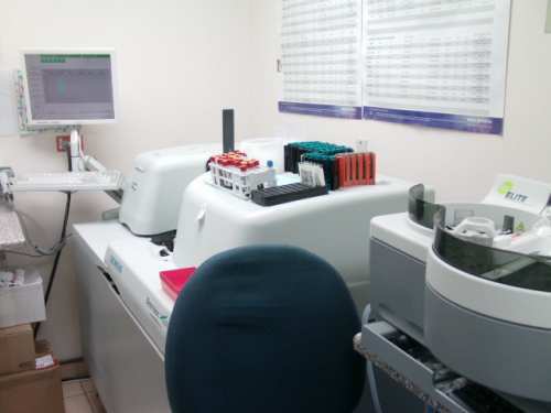 Exámenes de rutina y especializados en las siguientes áreas:
• Análisis clínicos y bacteriológicos
• Serología
• Urinálisis
• Hematología
• Parasitología
• Endocrinología
• Coagulación
• Pruebas para certificados médicos: sangre, orina y tuberculosis
• Pruebas de embarazo
• Pruebas de drogas
• Prueba de Influenza A y B
• Química Clínica
• Inmunohematología
• Exámenes de rutina y especializados
• Contamos con un programa de referencia para los laboratorios que por su complejidad no pueden realizar algunos exámenes.
• Atención centrada a las necesidades de los pacientes, ofreciendo un tiempo de respuesta rápido en los resultados de los exámenes. Recolección diaria de muestras por un mensajero. Remisión de exámenes de alta complejidad para ser realizados por otro laboratorio en el área metro.
• Ofrecemos servicios al Hogar a envejecientes y personas con impedimentos.