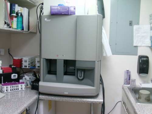 Exámenes de rutina y especializados en las siguientes áreas:
• Análisis clínicos y bacteriológicos
• Serología
• Urinálisis
• Hematología
• Parasitología
• Endocrinología
• Coagulación
• Pruebas para certificados médicos: sangre, orina y tuberculosis
• Pruebas de embarazo
• Pruebas de drogas
• Prueba de Influenza A y B
• Química Clínica
• Inmunohematología
• Exámenes de rutina y especializados
• Contamos con un programa de referencia para los laboratorios que por su complejidad no pueden realizar algunos exámenes.
• Atención centrada a las necesidades de los pacientes, ofreciendo un tiempo de respuesta rápido en los resultados de los exámenes. Recolección diaria de muestras por un mensajero. Remisión de exámenes de alta complejidad para ser realizados por otro laboratorio en el área metro.
• Ofrecemos servicios al Hogar a envejecientes y personas con impedimentos.