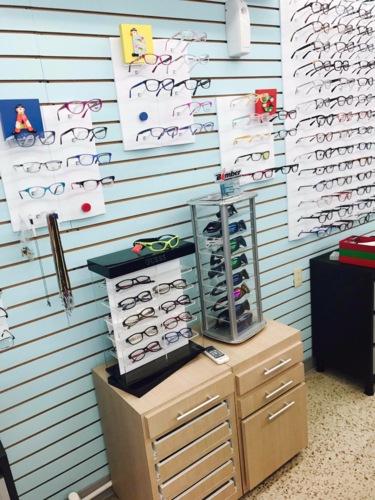                                                                                             • Espejuelos 
• Lentes de contactos
• Gafas de sol
• Accesorios
• Examen de la Vista desde los 2 años
• Monturas recetadas
• Monturas de niños
• Puedes traer tu receta
                                                                                    