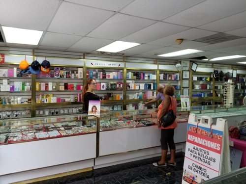                                                                                             Venta de perfumes originales para caballeros y niños, joyería stainless steel, carteras, accesorios de damas, relojes.

Reparación de relojes, cambio de baterías.

Por mayor y detal.
                                                                                    