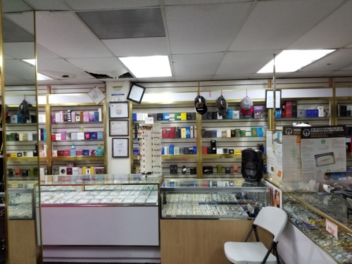                                                                                             Venta de perfumes originales para caballeros y niños, joyería stainless steel, carteras, accesorios de damas, relojes.

Reparación de relojes, cambio de baterías.

Por mayor y detal.
                                                                                    