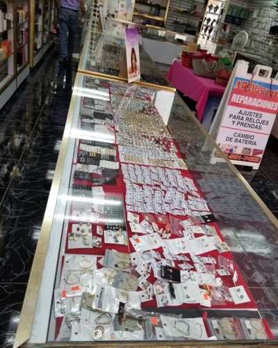                                                                                             Venta de perfumes originales para caballeros y niños, joyería stainless steel, carteras, accesorios de damas, relojes.

Reparación de relojes, cambio de baterías.

Por mayor y detal.
                                                                                    