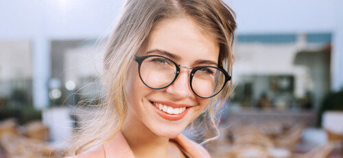                                                                                             • Servicio primario y sub especializado (retinólogo) del cuidado visual. 
• Exámenes de la vista, pruebas de retinología y optometría. Servicio de óptica. 
• Monturas de diseñador. Lentes de contacto para pacientes con visión baja (low vision) y pacientes "Queratocono" 
• Evaluación y tratamiento de retina, cataratas, glaucoma. Cirugía de cataratas, retina y orzuelos. • Cirugía menor. 
• Tratamiento  láser en el ojo
• Corrección con espejuelos y lentes de contacto para pacientes regulares y pacientes subnormal
                                                                                    