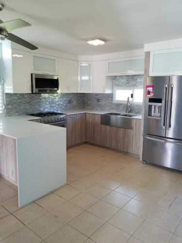 • Gabinetes de cocina
• Muebles de baño
• Camas de Pared
• Topes en Granito
• Cuarzo
• Muebles de Oficina
• Trabajos Comerciales
• Trabajamos en PVC y Madera de alta calidad
• Facias en PVC
• y Más
¡Todo hecho en Puerto Rico 100% Madera!