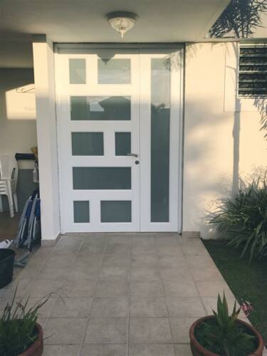 Puertas y Ventanas de Seguridad
• Puertas Garaje y Closets
• Ventanas Projected, Screens
• Cerraduras de Seguridad
• Fachadas Comerciales