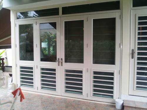 Puertas y Ventanas de Seguridad
• Puertas Garaje y Closets
• Ventanas Projected, Screens
• Cerraduras de Seguridad
• Fachadas Comerciales