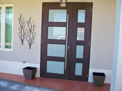 Puertas y Ventanas de Seguridad
• Puertas Garaje y Closets
• Ventanas Projected, Screens
• Cerraduras de Seguridad
• Fachadas Comerciales