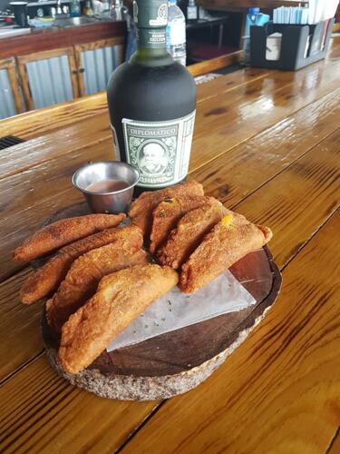 Lechon Asado con Kuerito- Carne Ahumada, Cuajito, Longaniza. ¡Los mejores MOJITOS! BOHEMIA los Viernes