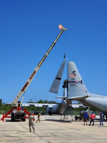                                                                                             • La versátil grúa de 350 Toneladas de capacidad con 197 pies de puntal “full power”, y con hasta 62 pies de jiba adicionales "swingaway extensión" ó 69-200 pies “luffing jib”.

• Grúas de Todo Terreno agreste (cherry pickers) con diversas capacidades. 

• Grúas hidráulicas de 70 Toneladas, con 138 pies de puntal “full power” y 56 pies de jiba tipo “swing-a away”.  Debido a su ancho así como su sistema de viraje en todas sus ruedas la hacen ideal para lograr acceso a lugares incómodos entre otras...
                                                                                    