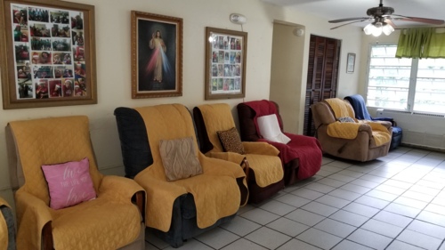 • Habitaciones con o sin acondicionador de aire
• Visita de médico
• Trabajadora Social
• Servicios de laboratorios y farmacia
• Menú certificado por nutricionista
• Personal adiestrado en el cuidado de ancianos
• Terapia física, ocupacional y respiratoria
• Tratamiento de úlceras
• Actividades recreativas
• Enfermera graduada
• Administración de Medicamentos
• Generador eléctrico y cisternas
• Personal adiestrado en el cuidado de ancianos
• Horario de Oficina: 10:00 AM - 3:00 PM