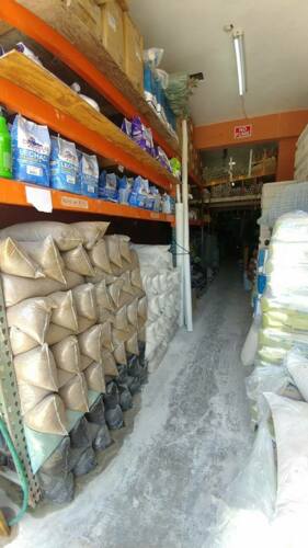 • Miscelánea de ferreteria
• Articulos para plomeria y electricidad
• Copia de llaves
• Pintura 5,000 colores a escoger
• Selladores de techo