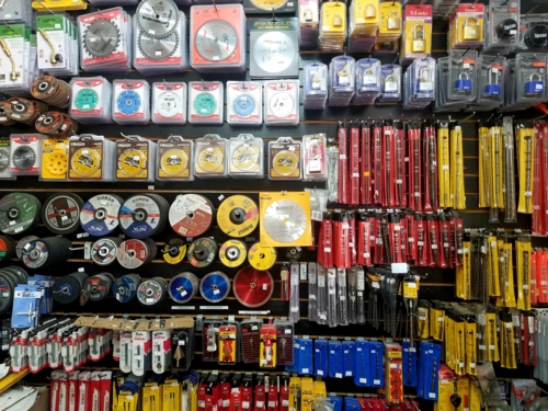 • Miscelánea de ferreteria
• Articulos para plomeria y electricidad
• Copia de llaves
• Pintura 5,000 colores a escoger
• Selladores de techo