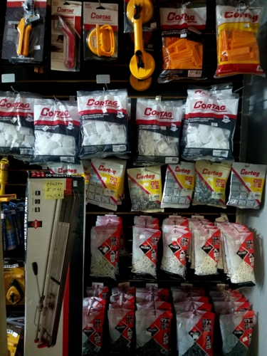 • Miscelánea de ferreteria
• Articulos para plomeria y electricidad
• Copia de llaves
• Pintura 5,000 colores a escoger
• Selladores de techo