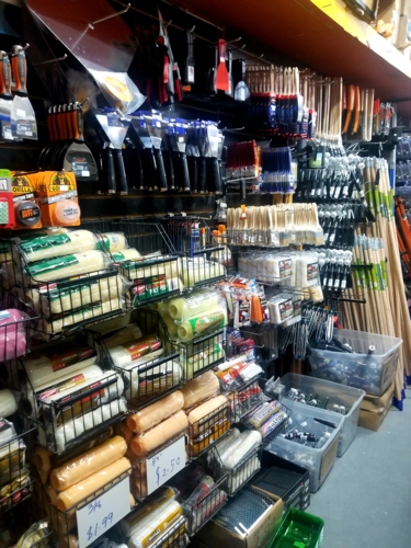 • Miscelánea de ferreteria
• Articulos para plomeria y electricidad
• Copia de llaves
• Pintura 5,000 colores a escoger
• Selladores de techo