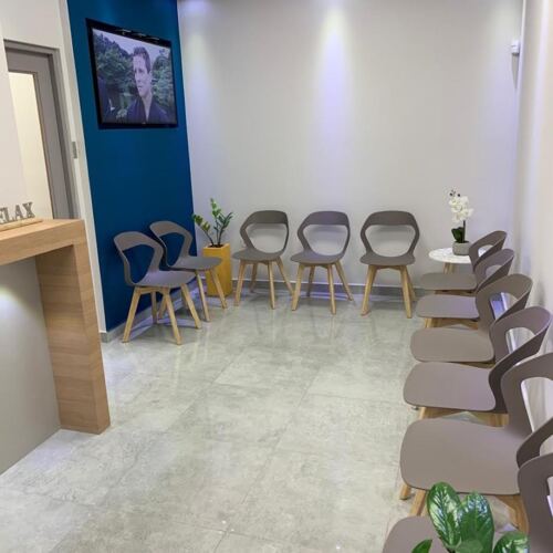 • Coronas
• Puentes
• Dentaduras
• Implantes
• Laminados en porcelana
• Rehabilitación oral y estética
• Blanqueado
• Diseño de Sonrisa
• Botox terapéutico: pacientes con hábitos parafuncionales como clenching y bruxismo. El Botox terapéutico les ayuda a relajar los músculos y aliviar el dolor.
• Bótox: para reducir líneas de expresión y lucir más joven.