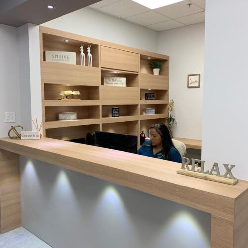 • Coronas
• Puentes
• Dentaduras
• Implantes
• Laminados en porcelana
• Rehabilitación oral y estética
• Blanqueado
• Diseño de Sonrisa
• Botox terapéutico: pacientes con hábitos parafuncionales como clenching y bruxismo. El Botox terapéutico les ayuda a relajar los músculos y aliviar el dolor.
• Bótox: para reducir líneas de expresión y lucir más joven.