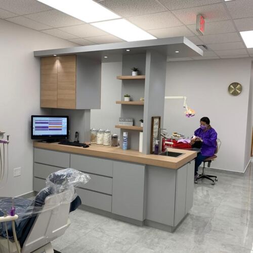 • Coronas
• Puentes
• Dentaduras
• Implantes
• Laminados en porcelana
• Rehabilitación oral y estética
• Blanqueado
• Diseño de Sonrisa
• Botox terapéutico: pacientes con hábitos parafuncionales como clenching y bruxismo. El Botox terapéutico les ayuda a relajar los músculos y aliviar el dolor.
• Bótox: para reducir líneas de expresión y lucir más joven.