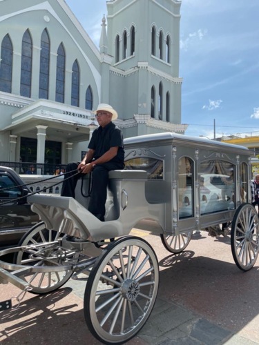 Servicios básicos del Director y personal
• Embalsamamiento
• Permiso de enterramiento
• Uso de facilidades o uso de equipo y personal para servicio en la residencia
• Recogido del cuerpo o traslado a la funeraria
• Carroza fúnebre (Caballos o Bueyes)
• Libro de registro de firmas
• Recordatorios
• Emblema religioso
• Ataúd
• Servicio religioso
• Servicio de esquelas en los principales periódicos del país
• Servicio de limusina
• Tarjetas de expresiones de gratitud
• Carro floral
• Guagua de sonido
• Servicio de floristería
• Exhumación y traslado
• Servicios provenientes de otros países
• Funerales directos
• Ambulancias