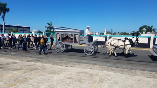 Servicios básicos del Director y personal
• Embalsamamiento
• Permiso de enterramiento
• Uso de facilidades o uso de equipo y personal para servicio en la residencia
• Recogido del cuerpo o traslado a la funeraria
• Carroza fúnebre (Caballos o Bueyes)
• Libro de registro de firmas
• Recordatorios
• Emblema religioso
• Ataúd
• Servicio religioso
• Servicio de esquelas en los principales periódicos del país
• Servicio de limusina
• Tarjetas de expresiones de gratitud
• Carro floral
• Guagua de sonido
• Servicio de floristería
• Exhumación y traslado
• Servicios provenientes de otros países
• Funerales directos
• Ambulancias