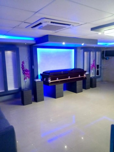 • Traslados dentro y fuera de Puerto Rico
• Pre - arreglos funerales
• Plan de pago disponible
• Servicio de velatorio y sepelio
• Sepelio Directo
• Servicio de Cremación y velatorio
• Cremaciones directas
• Traslados de Estados Unidos
• Venta de diversas urnas, incluyendo urnas ecológicas