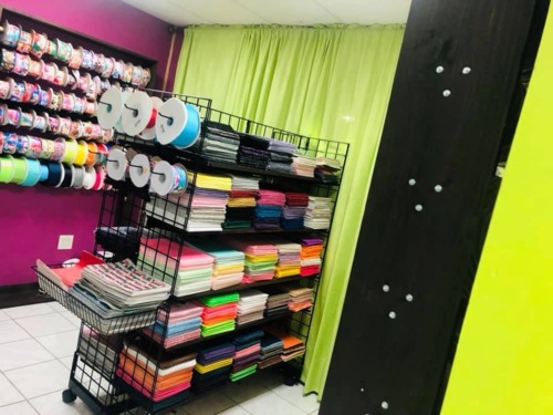                                                                                             • Cintas de motivos
• Viniles de motivo
• Viniles de brillo
• Viniles de textura
• Clay 
• Resina
• Shaker
• Centro para lazos
• Flores
• Moldes y máquinas
                                                                                    