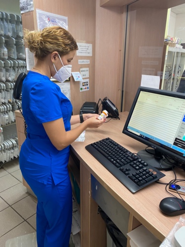 Variedad de carteras
• Centro de Vacunación
• Medicamentos OTC
• Juguetes
• Fotos 2 x 2 para ID o Pasaporte
• Copias
• Recetario
• Servicio de Receta Electrónica
• Artículos y Efectos Escolares
• Lotería Electrónica
• Cosméticos
• Joyería
• Mini Market
• Tarjetas postales para toda ocasión
• Perfumería
• Programa de Adherencia a Medicamentos
• Envoltura de Regalos
• Servicio de entrega a domicilio
• Joyería Forever Crystals