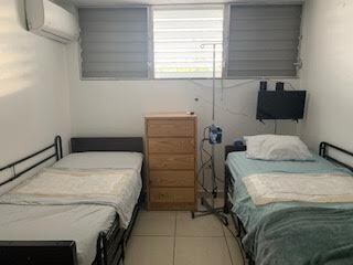 Productos o Servicios
• Habitaciones privadas, semi-privadas y compartidas.
• Menú certificado
• Lavandería
• Enfermeras graduadas
• Servicios médicos, de pruebas de laboratorio y medicamentos en nuestro hogar.
• Además contamos con servicios de oftalmólogo, podíatra, sicólogo, psiquiatra y trabajador social para nuestros residentes.