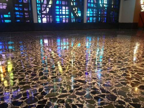 • Pulimos las siguientes superficies:
• Concreto
• Mármol
• Terrazo
• Granito
• Madera
• Vinyl
• Coralina
• Losas baldosas
• Losas Italianas