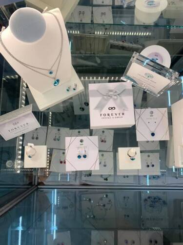                                                                                             • Joyería Forever Cristal
• Envoltura de regalo
• Departamento de equipo médico, muletas andadores, bastones
• Gran variedad de efectos y equipos escolares y de oficina
• Juguetes
• Perfumería y cosméticos.
• Carteras
• Mini market
• Joyería
                                                                                    