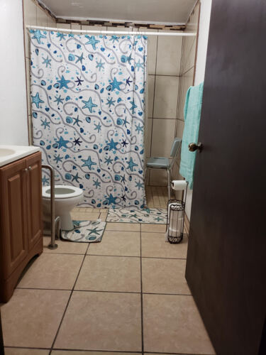                                                                                             Servicio de cuidado a envejecientes las 24 horas del día los 7 días de la semana. Atendido por sus propios dueños en un ambiente familiar. Enfermeras y personal altamente calificado. Menú balanceados 3 comidas y 3 meriendas, cisterna de agua, planta eléctrica, laundry y actividades diarias.
                                                                                    