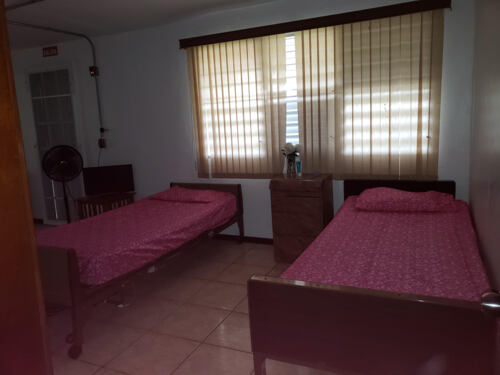                                                                                             Servicio de cuidado a envejecientes las 24 horas del día los 7 días de la semana. Atendido por sus propios dueños en un ambiente familiar. Enfermeras y personal altamente calificado. Menú balanceados 3 comidas y 3 meriendas, cisterna de agua, planta eléctrica, laundry y actividades diarias.
                                                                                    