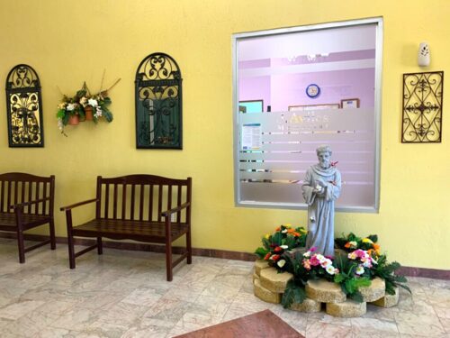 • Amplias y modernas facilidades para satisfacer tu necesidad en el momento del dolor
• Visítanos, verás que somos los mejores
• Aceptamos la mayoría de los planes y tarjetas de crédito