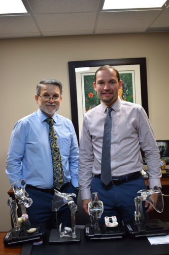                                                                                             Mayagüez Orthopedics
• Ortopedia general
• Reemplazo de articulaciones
• Artroscopia de hombro y rodilla
• Medicina Deportiva
                                                                                    