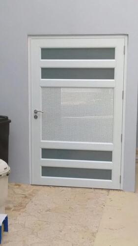 Cotizamos en la comodidad de su hogar. Puertas y ventanas de seguridad en aluminio y cristal. Trabajamos 5 días laborables.