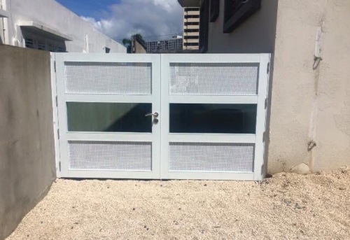 Cotizamos en la comodidad de su hogar. Puertas y ventanas de seguridad en aluminio y cristal. Trabajamos 5 días laborables.