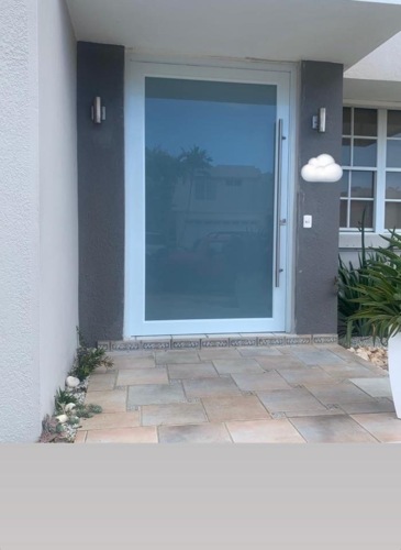 Cotizamos en la comodidad de su hogar. Puertas y ventanas de seguridad en aluminio y cristal. Trabajamos 5 días laborables.