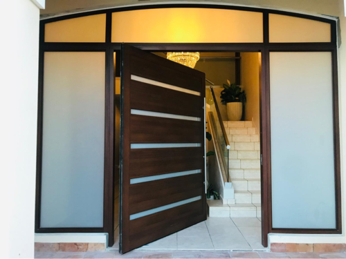 JW Aluminum Construction
Puerta